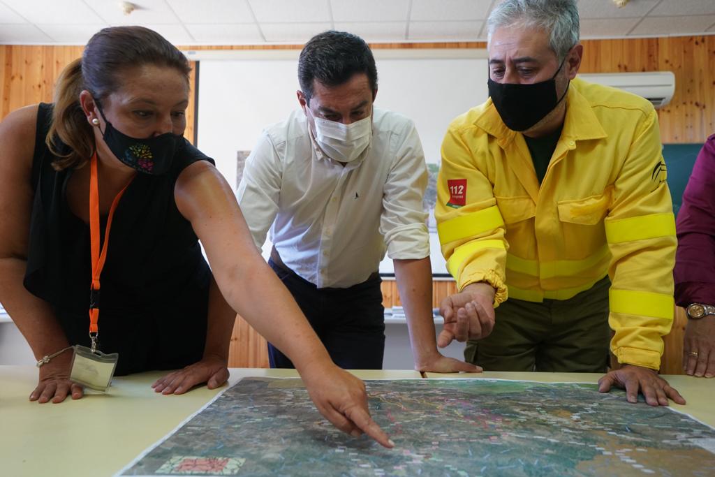 MedioAmbAND's tweet image. 📌 El presidente de @AndaluciaJunta @JuanMa_Moreno  destaca en su visita al Puesto de Mando Avanzado @Plan_INFOCA del #IFAlmonasterLaReal el esfuerzo que están realizando todos los efectivos desplegados en la zona para extinguir el incendio y, sobre todo, proteger a la población