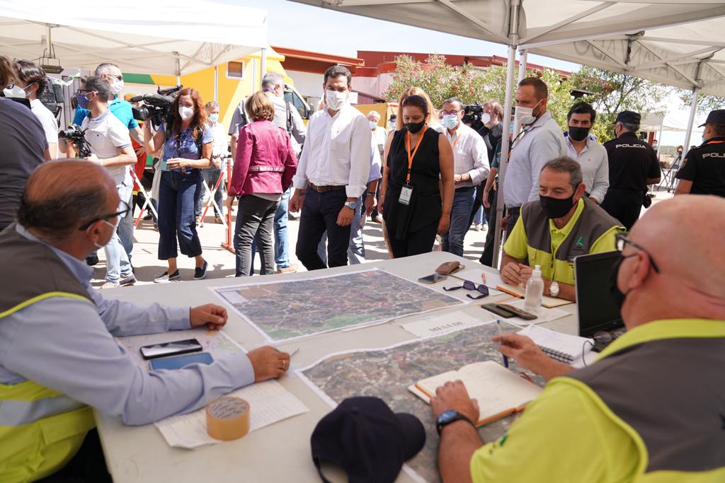 MedioAmbAND's tweet image. 📌 El presidente de @AndaluciaJunta @JuanMa_Moreno  destaca en su visita al Puesto de Mando Avanzado @Plan_INFOCA del #IFAlmonasterLaReal el esfuerzo que están realizando todos los efectivos desplegados en la zona para extinguir el incendio y, sobre todo, proteger a la población