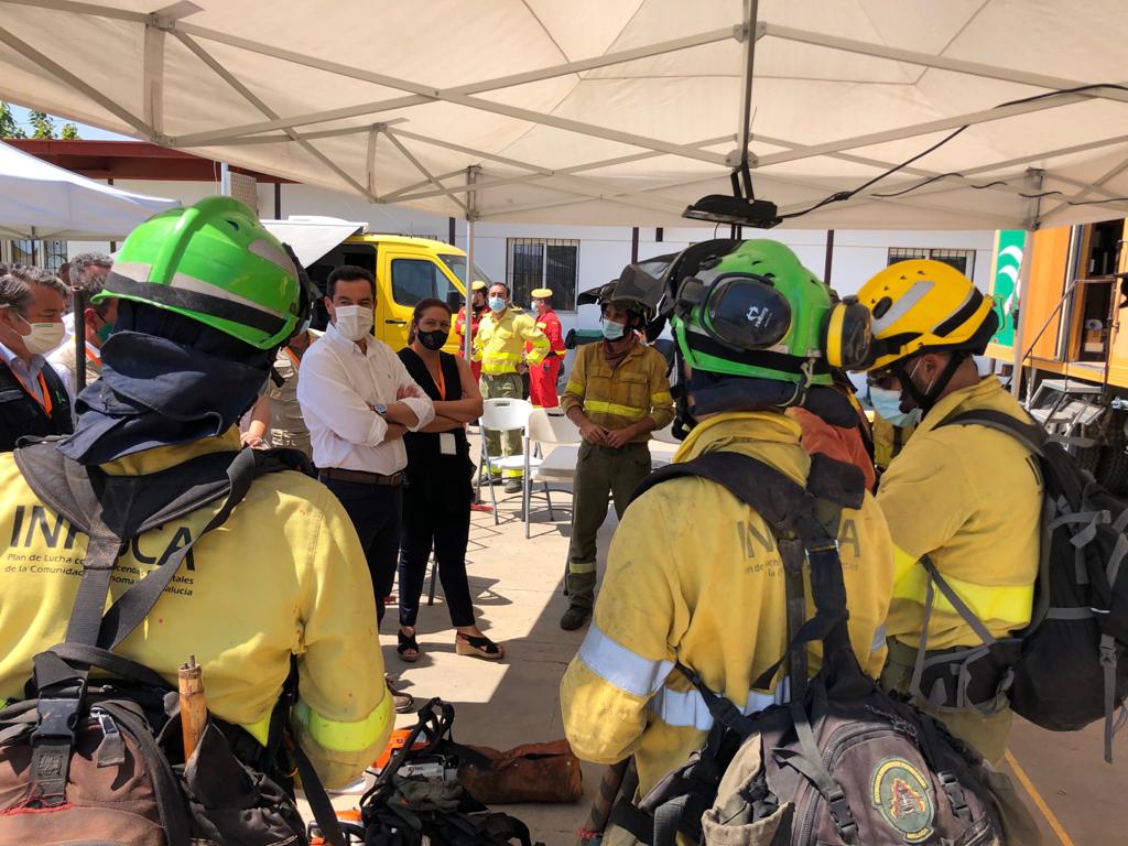 MedioAmbAND's tweet image. 📌 El presidente de @AndaluciaJunta @JuanMa_Moreno  destaca en su visita al Puesto de Mando Avanzado @Plan_INFOCA del #IFAlmonasterLaReal el esfuerzo que están realizando todos los efectivos desplegados en la zona para extinguir el incendio y, sobre todo, proteger a la población
