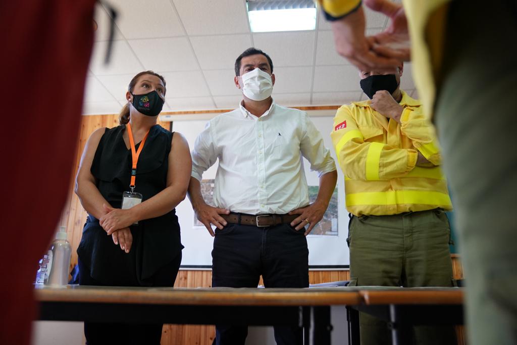 MedioAmbAND's tweet image. 📌 El presidente de @AndaluciaJunta @JuanMa_Moreno  destaca en su visita al Puesto de Mando Avanzado @Plan_INFOCA del #IFAlmonasterLaReal el esfuerzo que están realizando todos los efectivos desplegados en la zona para extinguir el incendio y, sobre todo, proteger a la población