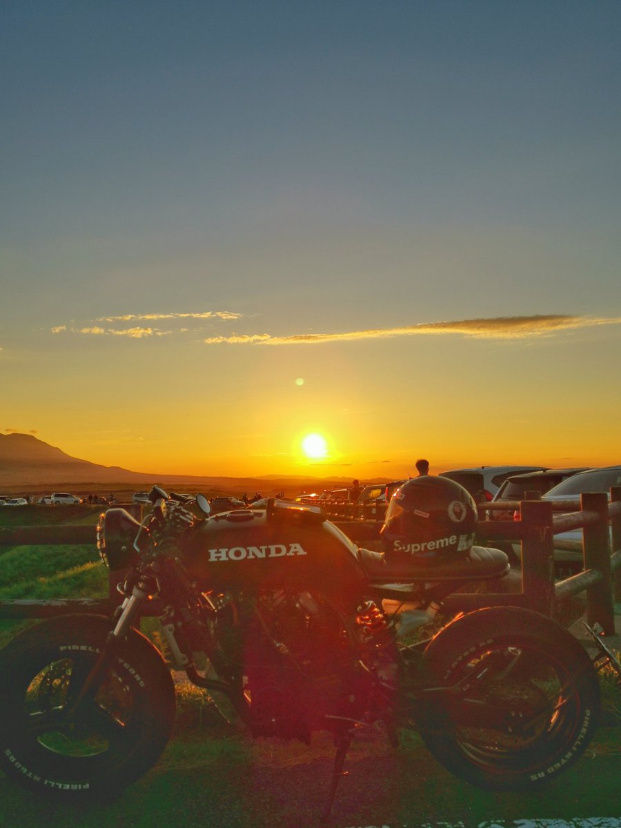 昨日夜中３時に出発して今日の朝の大観峰の日の出を見てきました。調子こいて寝ずに出発したからどうなる事かと思ったけど帰り道含め全てのコース、天気、飯も含め全部がめちゃくちゃ良かった。最高した。