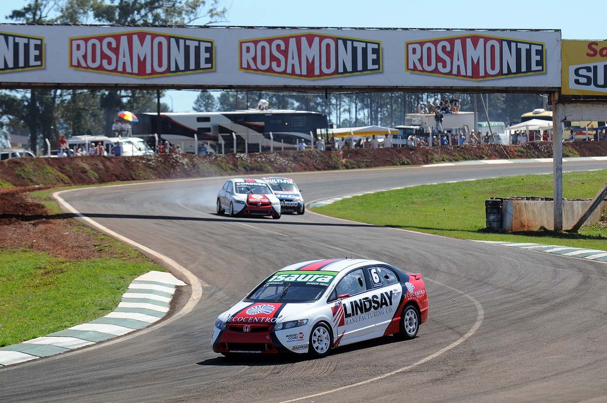 ➡ Once años atrás se disputaba el #TNenPosadas

🥇 Luis Estivill ganaba en Clase 2, compartiendo el podio con Ivan Cicarelli y Luciano Larroude

En Clase 3, 🥇 <a href="/HLepphaille/">Hugo Lepphaille</a> lograba la victoria. <a href="/emanuelmoriatis/">EMANUEL MORIATIS</a> y Francisco Viel Bugliotti completaban el podio final