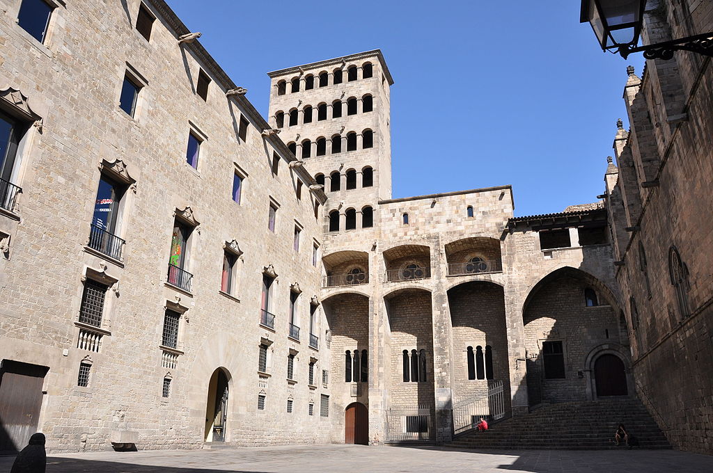 Sebrangnya Palau de la Generalitat ada gedung pemkotnya Barcelona, Casa de la Ciutat. Lurus lagi dari situ ada Plaça del Rei, kumpulan bangunan kuno. Salah satunya ada di situ Palau Reial Major dari tahun 1116.