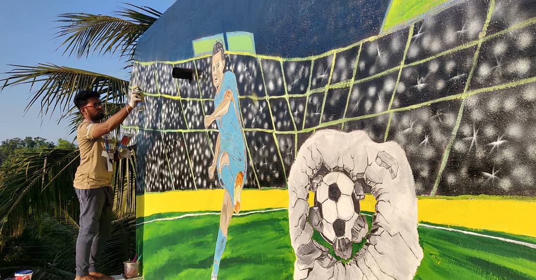 mohankrish29's tweet photo. Sun kissing me🤣sun killing me😚mural painting 😍 Create opportunities 😄 mural painting 😍passion towards art😍 Football love😋@chetri_sunil11 @IndianFootball #muralpainting #SooraraiPottruOnPrime
#artwork #SooraraiPottru #sunilchettri #FreeMessi #indianfootballteam #pondicherry https://t.co/Jwju7PyfwA