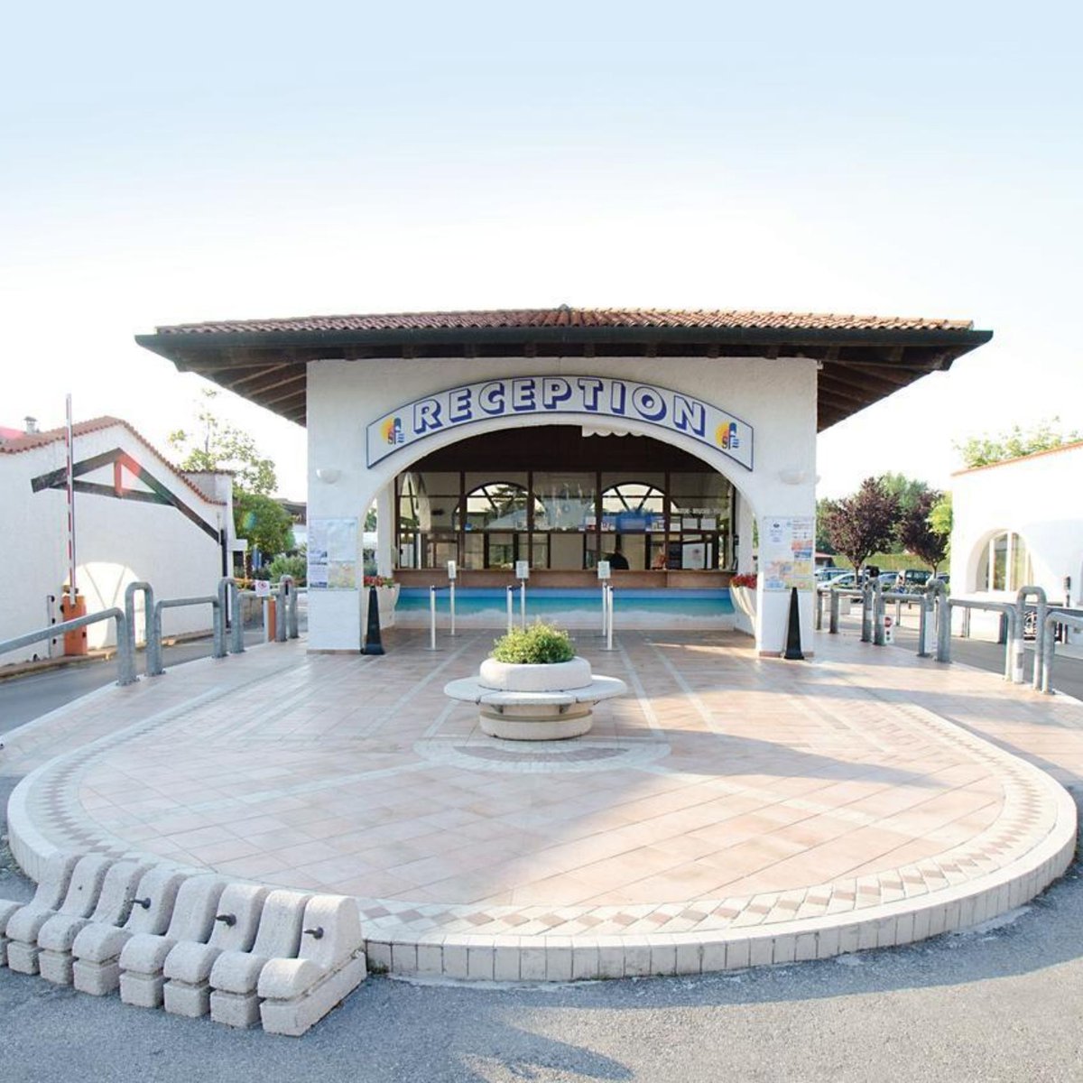 Il Centro Vacanze Villaggio San Francesco, classificazione turistica 5 stelle, è affacciato sul Mare Adriatico, immerso nella natura e a una decina di km da Caorle. Spiaggia privata, centro acquatico,  offre alloggi di vario tipo e piazzole di sosta.
ow.ly/ykvR50Bbmac