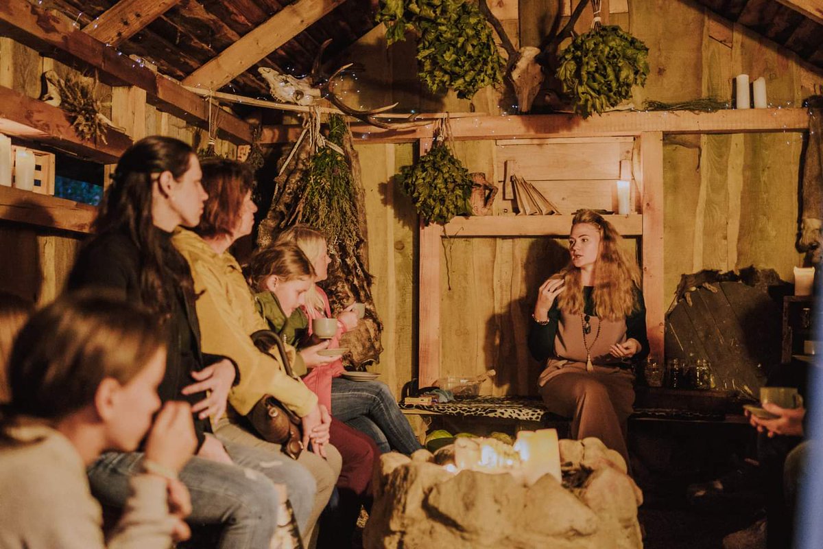 Salidoja no malu malām… un notika mistisks brīnums, iestājās tumsa, mostas burvestības, kas joprojām dzīvas nostāstos, teikās, pasakās – būtnes ar pārdabisku spēku… Paldies ik vienam par lielisku satikšanos Kuršu Vikingu apmetnē!