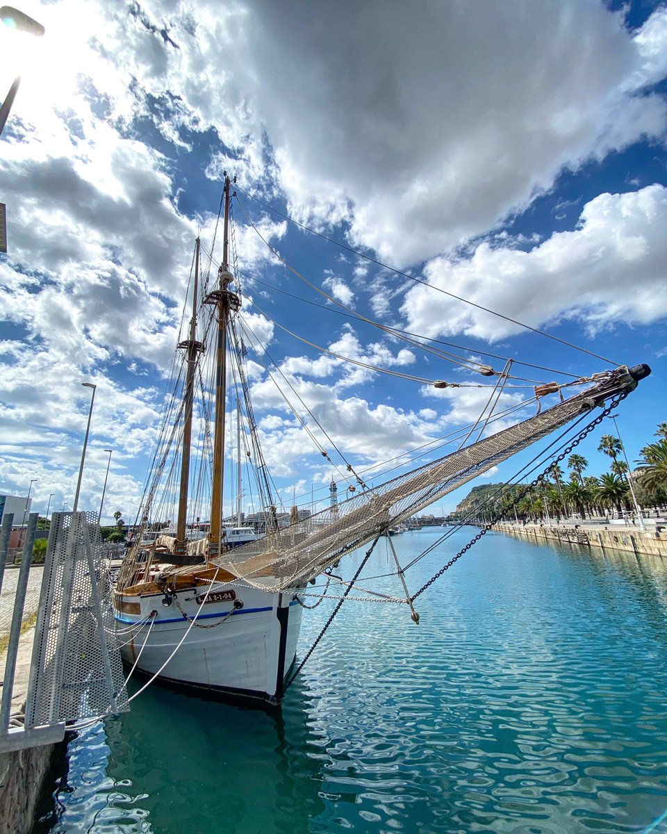 #FarDeBarcelona (#PortDeBarcelona).
.
#Foto: #JordiSerrallonga (#Barcelona).
.
#ProfSerrallonga, #veler, #classicboat, #sail, #clima, #núvols, #mar, #marítim