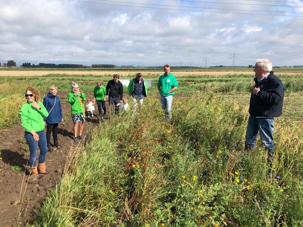 CDAHW's tweet photo. CDA bezocht de Keverbank, een @volgCCHW project bij agrariër Schil Herweijer om #biodiversiteit te stimuleren. Janneke Zevenbergen praatte ons bij over duurzame landbouw. Ook de jongste CDA-telgen hadden een fijne ochtend, de suikerbiet ging natuurlijk mee naar huis 😊💚🌱🌻🐝 https://t.co/mnyoRPDXNw