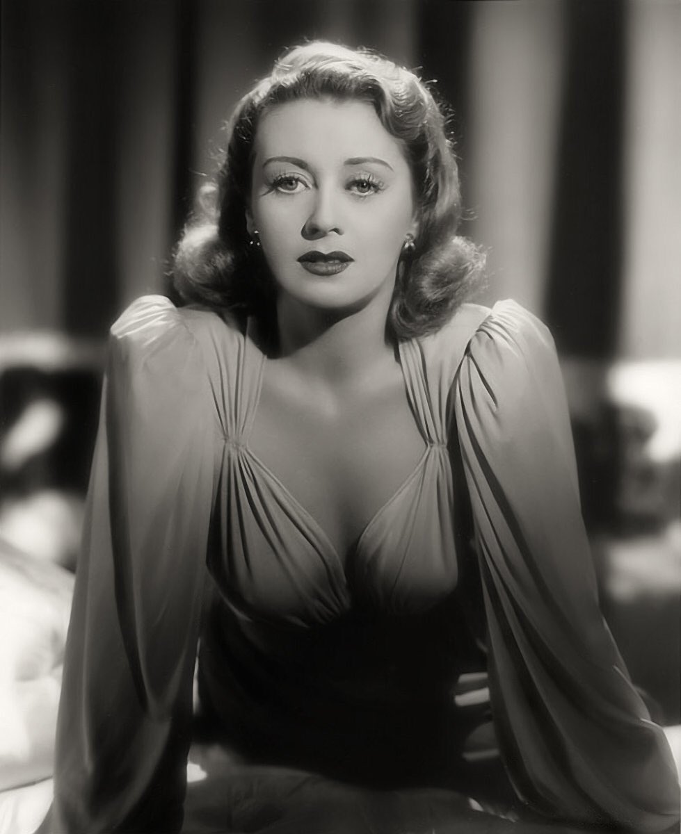 ChuckBrouilette's tweet image. #HappyBirthday #JoanBlondell #vaudville baby goes to #broadway gets #WarnerBros picture deal thanksTo #AlJolson one #luminescent lady #TheSpiritOfAmerica never better personified onFilm #TheKingAndTheChorusGirl #NightmareAlley #ATreeGrowsInBrooklyn #ThreeOnAMatch #DeskSet #Grease