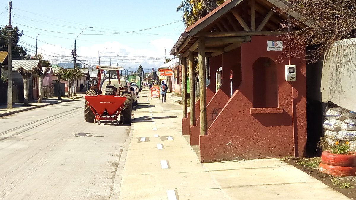 shesholastra's tweet photo. @ladiscusioncl @BkopplinLa @patocaamano @DorisossesDS @BiobioCifag @CedeusChile @CicloviasCRA @asach_ambiente En comuna de El Carmen #Ñuble, remodelaron calle Baquedano (que va por un lado de la Plaza) Y ampliaron una vereda..que luego achicaron para poner una #cliclovía (en vez de quitar espacio a los autos) Además, exponiendo a peatones a ser atropellados por ciclistas 🤦‍♂️@enriquerivasr https://t.co/4RSORDsEkS