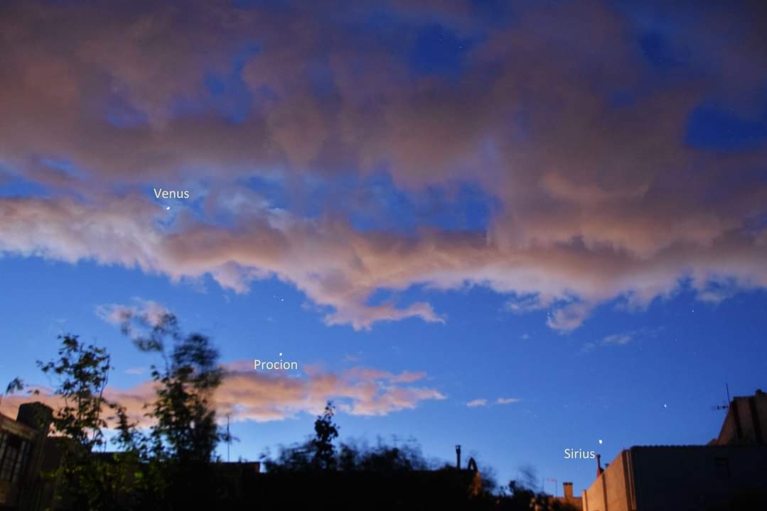Jordiporta8's tweet photo. La Luna esta noche con Júpiter y Saturno, de madrugada ya aparecen las estrellas otoño - invierno ☔☃️ #Vilanovadescornalbou #cielosESA @AstroAventura @El_Universo_Hoy @maiz_julio @DubnHG1 @astrofotografia https://t.co/6b42HsWvNm