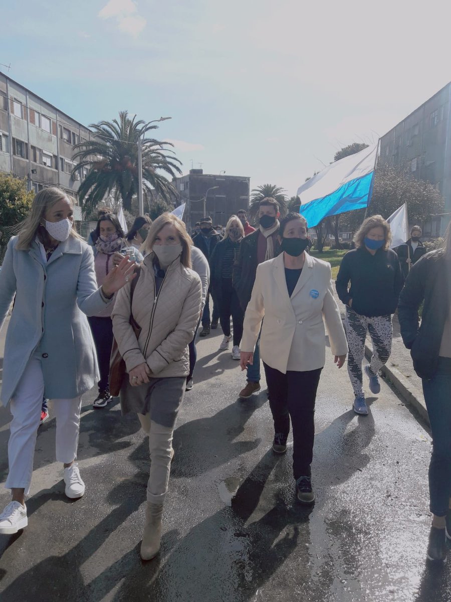 PabloFredes_PDF's tweet photo. Recorriendo Euskalerria 70 con la Sra. @beatrizargimon y compañeros que apoyan a @lauraraffo para cambiar Montevideo. #RaffoIntendenta Lista 1, la Lista del Partido Nacional. @ignacioubilla Alcalde Municipio E Lista 11404-E https://t.co/Spv1hKlmht