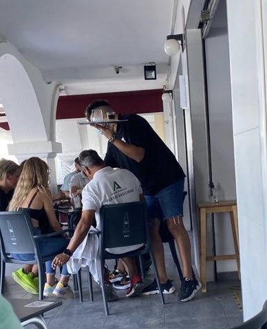 JesusYeyuu's tweet photo. Vergonzoso lo vivido ayer en una terraza de Roquetas. Y mientras tanto Almería con rebrotes...@AytoRoquetas @guardiacivil @policia después aplaudimos a las 20.00hrs a nuestros sanitarios... https://t.co/dpBwlgBiGR