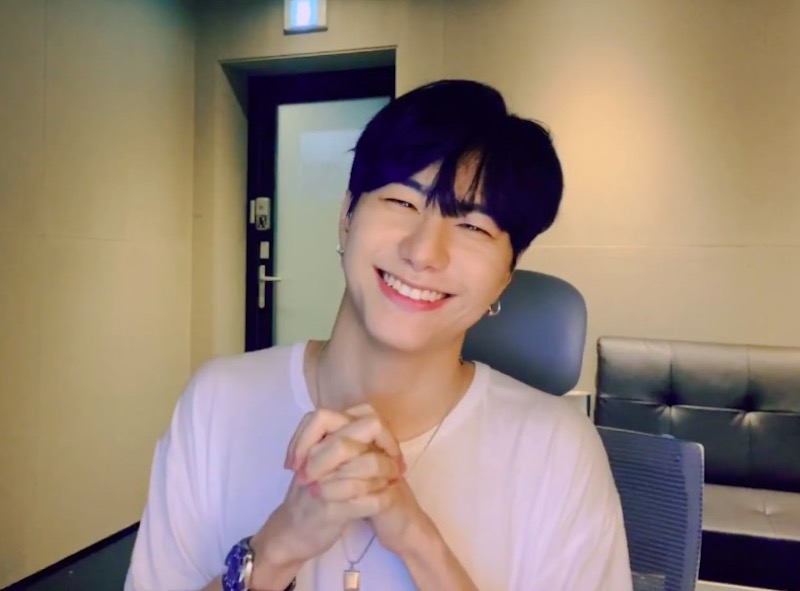 seungsikthings's tweet photo. seungsik while talking about the love of his life: pizza 

@VICTON1109 https://t.co/s8DbKLCQm4