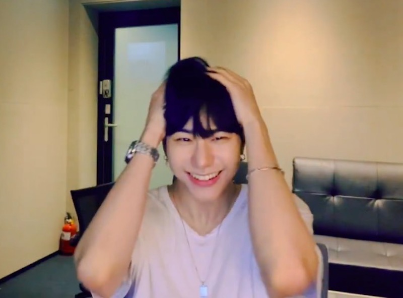 seungsikthings's tweet photo. seungsik while talking about the love of his life: pizza 

@VICTON1109 https://t.co/s8DbKLCQm4