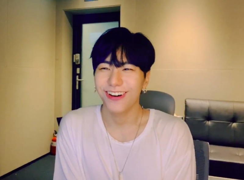 seungsikthings's tweet photo. seungsik while talking about the love of his life: pizza 

@VICTON1109 https://t.co/s8DbKLCQm4