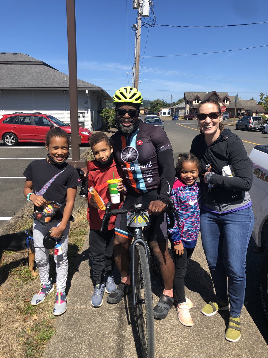 ripleyoutdoors's tweet photo. Family time and support is something everyone needs especially when trying something new at the #oregoncoastgravelepic  @GrouptrailCycle #CyclingLife #oregontriplecrown #cyclingforall #family #FamilyFunTime https://t.co/4xvMYarcva