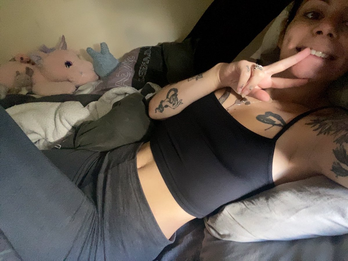 fuckinquinzel's tweet photo. OnlyFans             vs            Réalité https://t.co/WE7XmRvbQ3