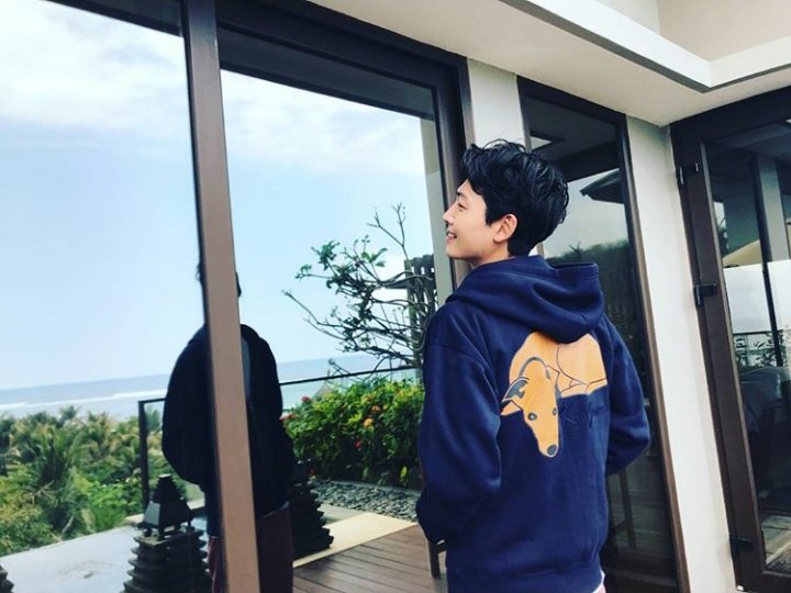 Today_KyungHo's tweet photo. 180830 갱스타그램

KIM JONES GU PRODUCTION
#GUKJ @gu_korea
https://t.co/uQLVMnvXuJ
#정경호 #오늘의_경호 https://t.co/E5x2Qq0U2w