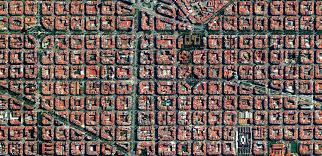 yang dibangun itu daerah yang sekarang namanya L'Eixample, dalam bahasa Catalunya ini artinya perluasan. Mungkin kalian pernah lihat fotonya dari udara. Ini dia L'Eixample.