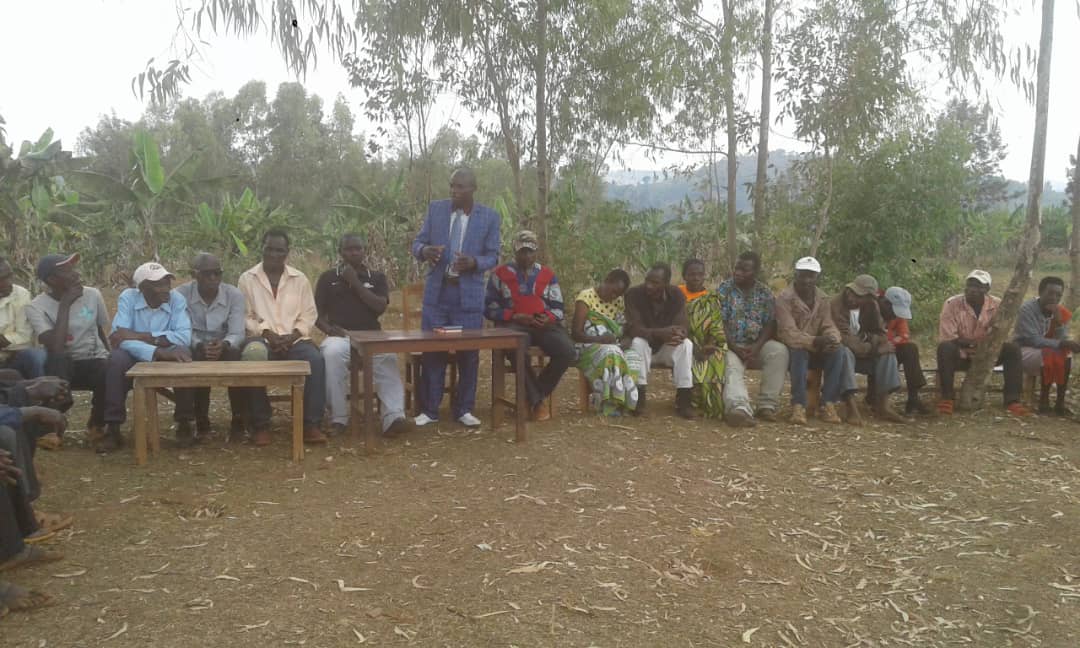 Gitega's tweet photo. #Burundi Kuri uyu w'Imana, musintanteri wa komine #Itaba,yagendeye abenegihugu bo ku mitumba ya #Nkima na #Buhanga muntumbero yo kubashikiriza kumugaragaro abatowe kuri iyo mitumba kugira ngo batangure ikivi mu maguru masha aho ndetse umutumba wa Buhanga uzorongogwa umukenyezi. https://t.co/k69wYT7OMn