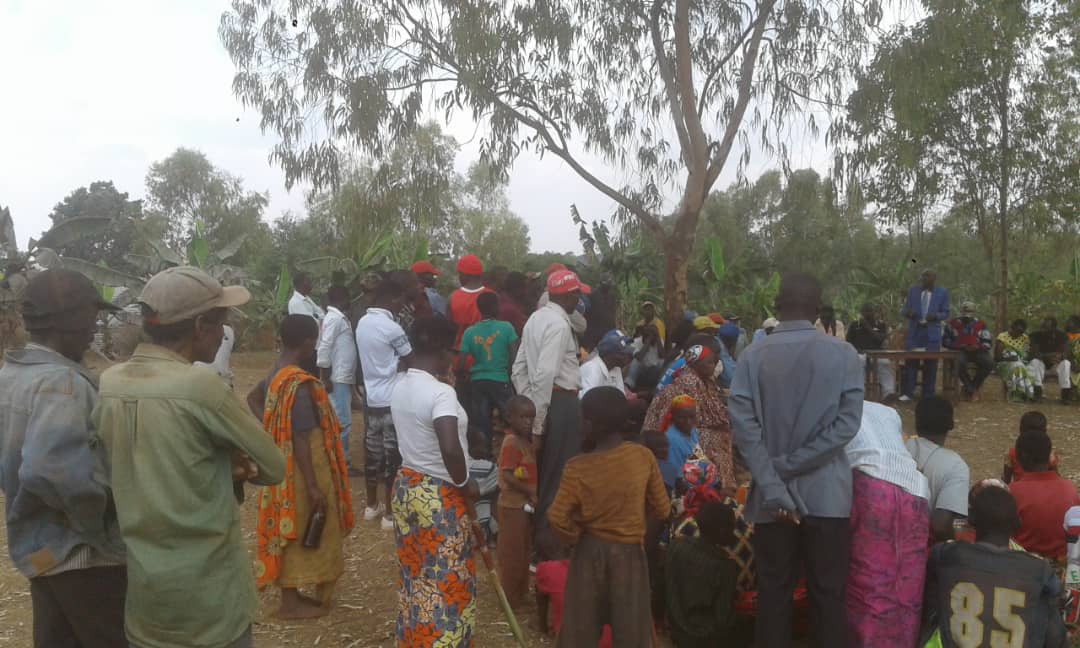 Gitega's tweet photo. #Burundi Kuri uyu w'Imana, musintanteri wa komine #Itaba,yagendeye abenegihugu bo ku mitumba ya #Nkima na #Buhanga muntumbero yo kubashikiriza kumugaragaro abatowe kuri iyo mitumba kugira ngo batangure ikivi mu maguru masha aho ndetse umutumba wa Buhanga uzorongogwa umukenyezi. https://t.co/k69wYT7OMn