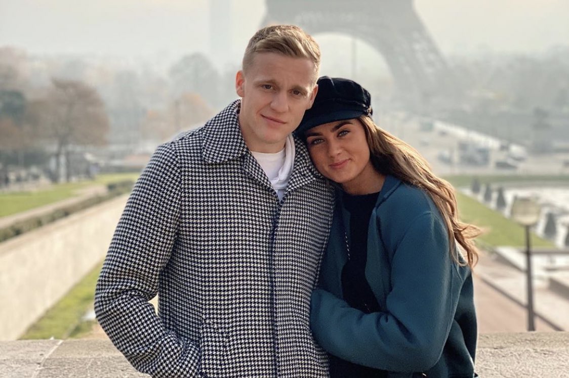 TheElitePundit's tweet photo. VDB is dating Bergkamps daughter. 

No matter what happens Man Utd will always find a way to screw Arsenal. https://t.co/X6inpvLapd