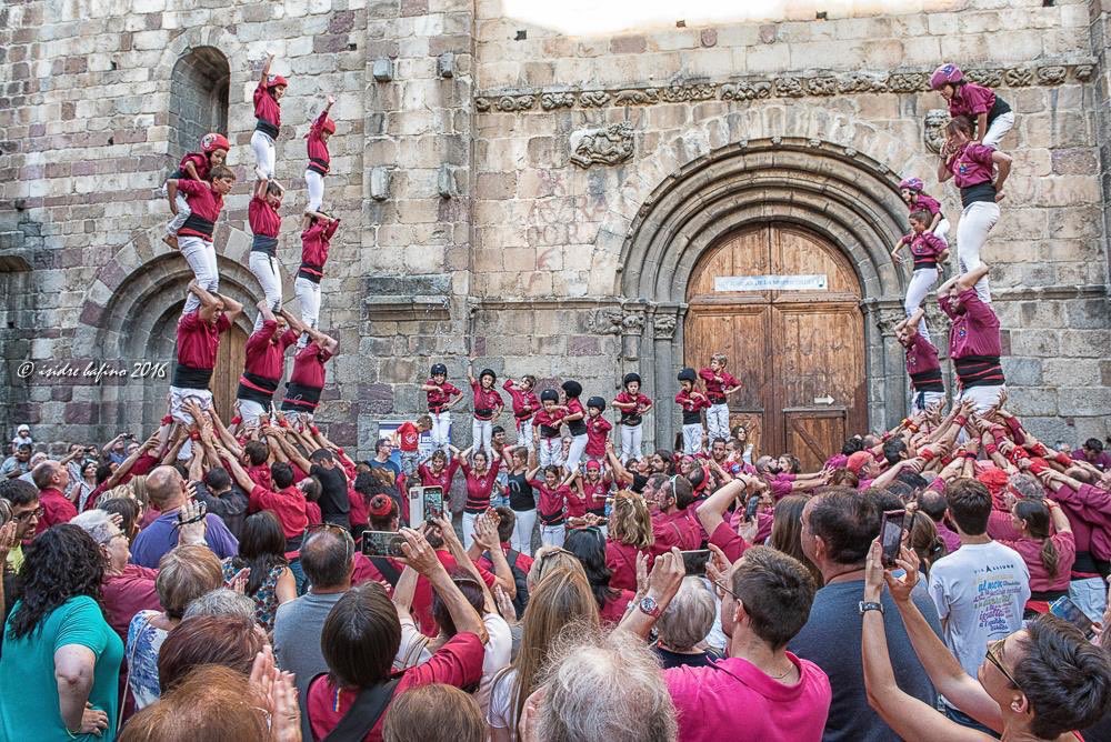 albertbatalla's tweet photo. La cultura popular i tradicional és molt present a la #FmlaSeu. Des de les clàssiques i concorregudes ballades de sardanes i cantades d’havaneres (amb rom cremat), fins a l’aposta reixida pel #SeuFolk o la incoporporació d’exhibicions castelleres els darrers anys. #FmlaSeuVirtual https://t.co/UH2JzSitfx