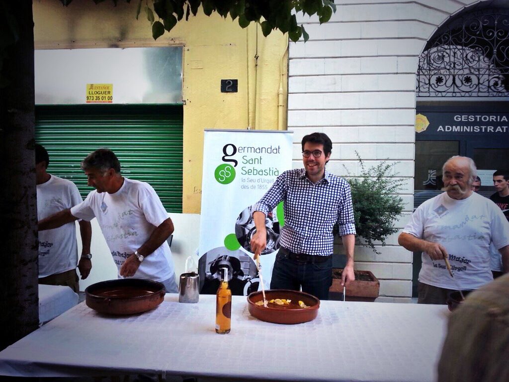 albertbatalla's tweet photo. La cultura popular i tradicional és molt present a la #FmlaSeu. Des de les clàssiques i concorregudes ballades de sardanes i cantades d’havaneres (amb rom cremat), fins a l’aposta reixida pel #SeuFolk o la incoporporació d’exhibicions castelleres els darrers anys. #FmlaSeuVirtual https://t.co/UH2JzSitfx