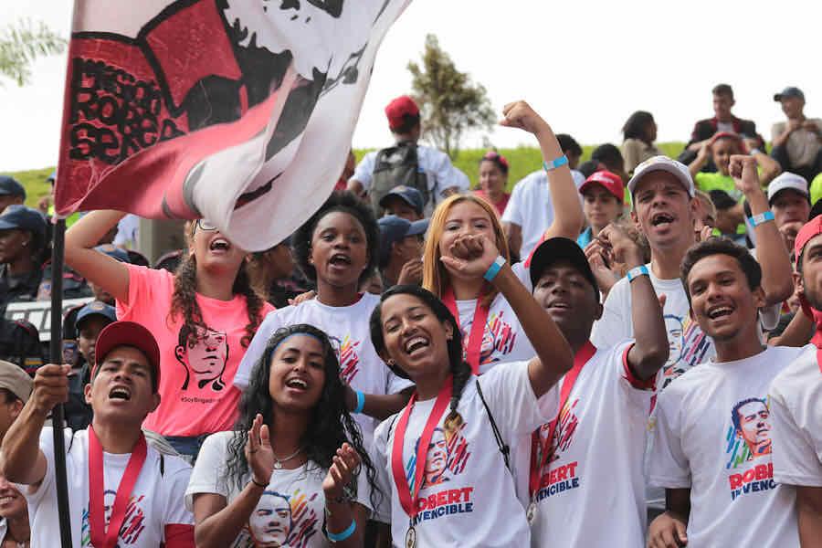 NicolasMaduro's tweet photo. ¡Enemigos de la Patria! Soy presidente porque el Poder Popular está vivo, existe y manda en nuestro país. Es el pueblo quien decidió mediante el voto libre elegirme, y elegirá el próximo #6Dic a una nueva Asamblea Nacional. ¡Somos y seremos siempre un país libre y soberano! https://t.co/qh338hStsx