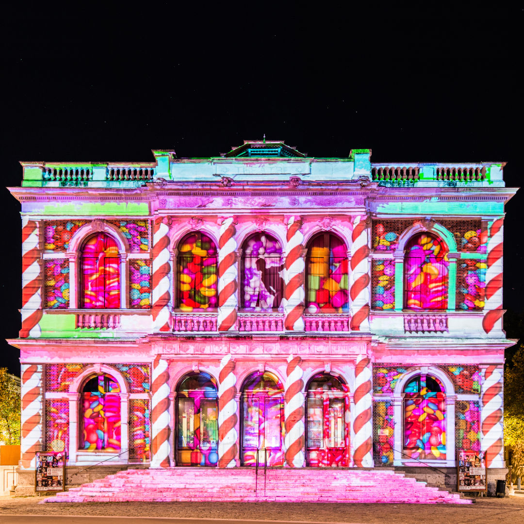 Dès la tombée de la nuit, le #Théâtre de #Chartres devient la scène d'un chassé-croisé amoureux 💓 Tous les soirs, jusqu'à 1h du matin, découvrez les 24 sites illuminés de #Chartresenlumieres ► bit.ly/celplan ✨ #EureetLoir #CentreValdeLoire