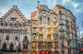 Di Passeig de Gràcia ini banyak bangunan-bangunan ikonik gaya Modernisme Català. Ini Casta Batlló, dibangun 1877 oleh Antoni Gaudí. Gaudí identik dengan Barcelona tapi banyak bangunan arsitek lainnya juga di jalan ini. Kalo ke sini dan bisa masuk ke dalam, masuk deh. Bagus.