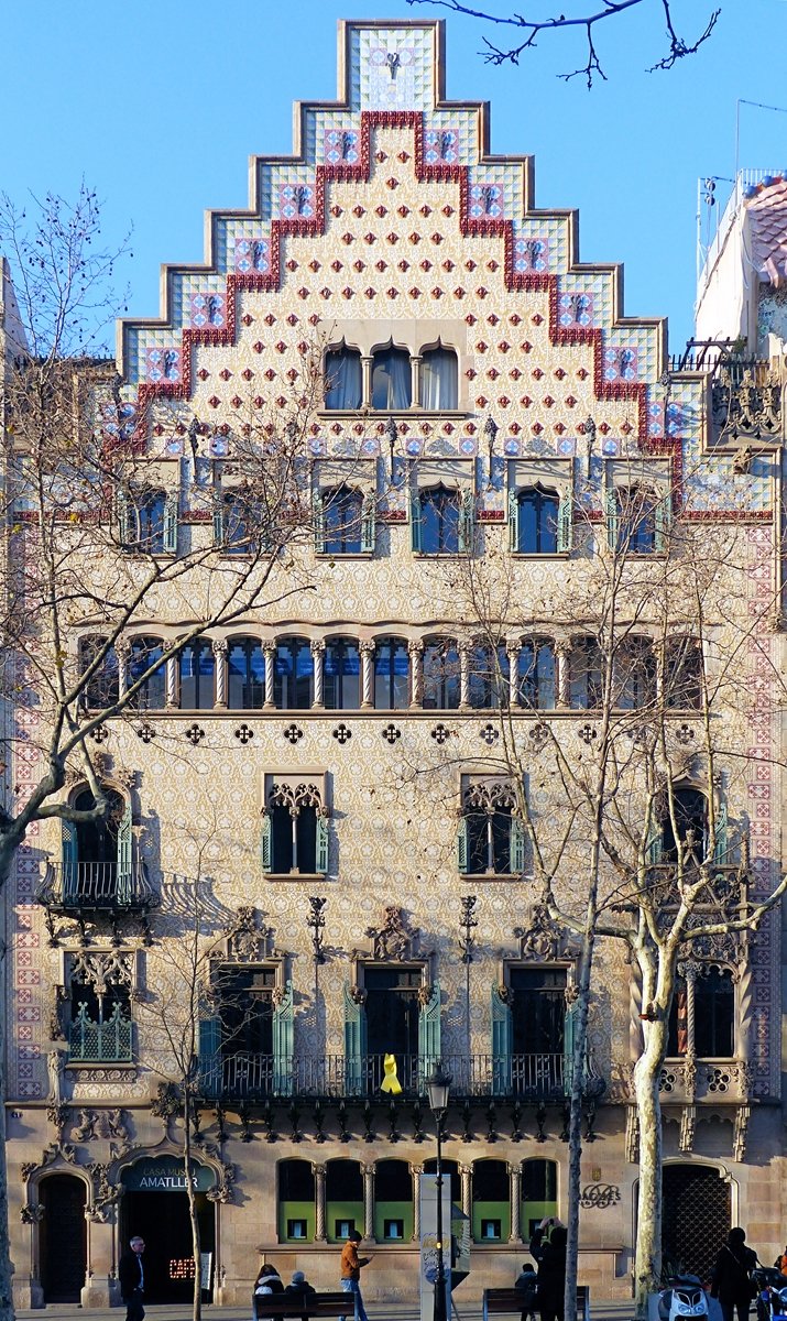 Sebelahnya Casa Battló, Casa Amattler, karyanya Josep Puig i Cadafalch tahun 1900. Konon inspirasinya bangunan di sepanjang kanal di Belanda. Casa Amattler ini dulu kediaman chocolatier Antoni Amattler. Sekarang di bawahnya ada chocolate kafe, Faborit. Enak banget warm choconya.