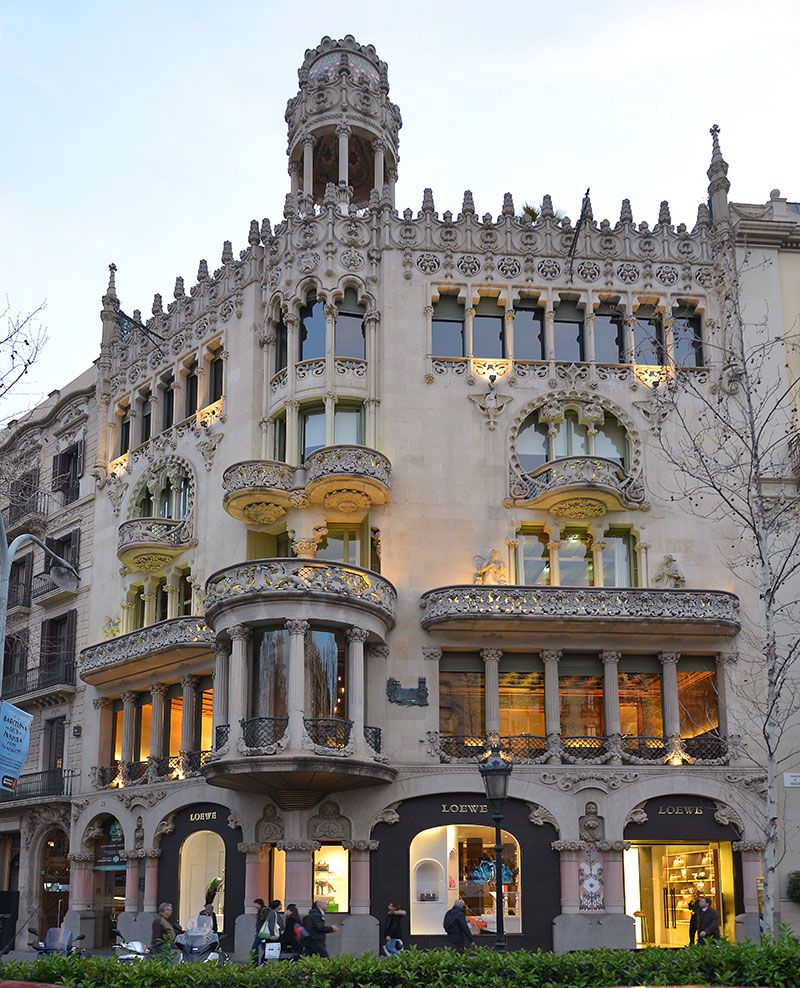 Keluar dari Casa Amattler, ke kanan di pojok ada Casa Lleó Morera, bangunan karyanya Lluís Domènech i Montaner, frenemynya Gaudí. Selesai sekitar tahun 1906, jadi tempat tinggal keluarga Morera, pindah pemilik, sempet dibuka untuk umum sampe tutup 2017.