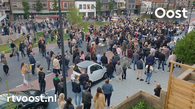 Honderden mensen herdenken omgekomen Hengeloërs op afgesloten Oldenzaalsestraat bit.ly/2YNoQbv #rtvoost