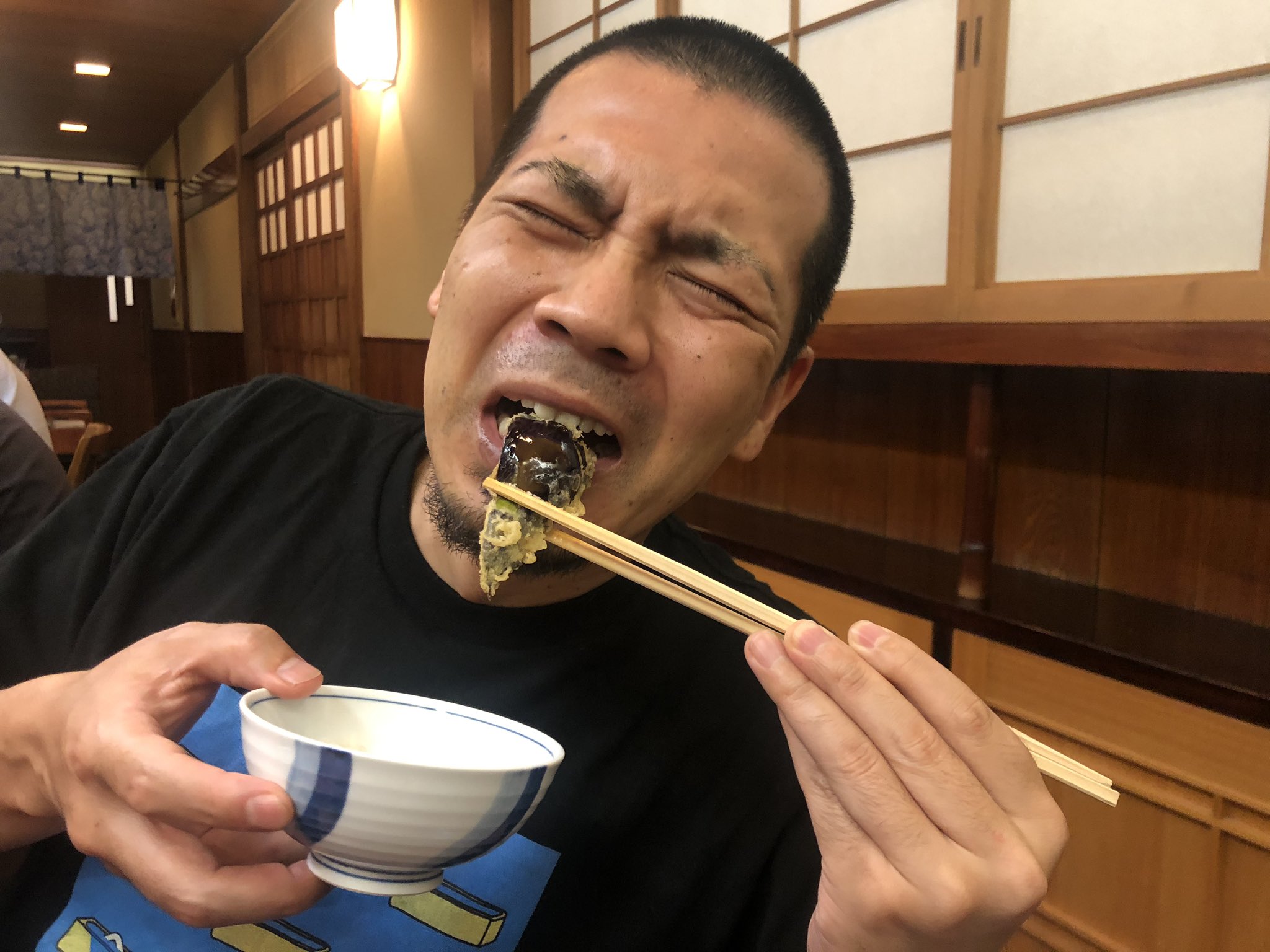Twitter 上的 武井壮 そして茄子みたいな男とてんぷら食べた 少し離れてソーシャルてんぷらや 茄子 のてんぷら食って泣いてたから 美味すぎるやろ と聞いたら 眠たい と言っていた 天竺鼠川原 T Co 3qmnbdrsla Twitter