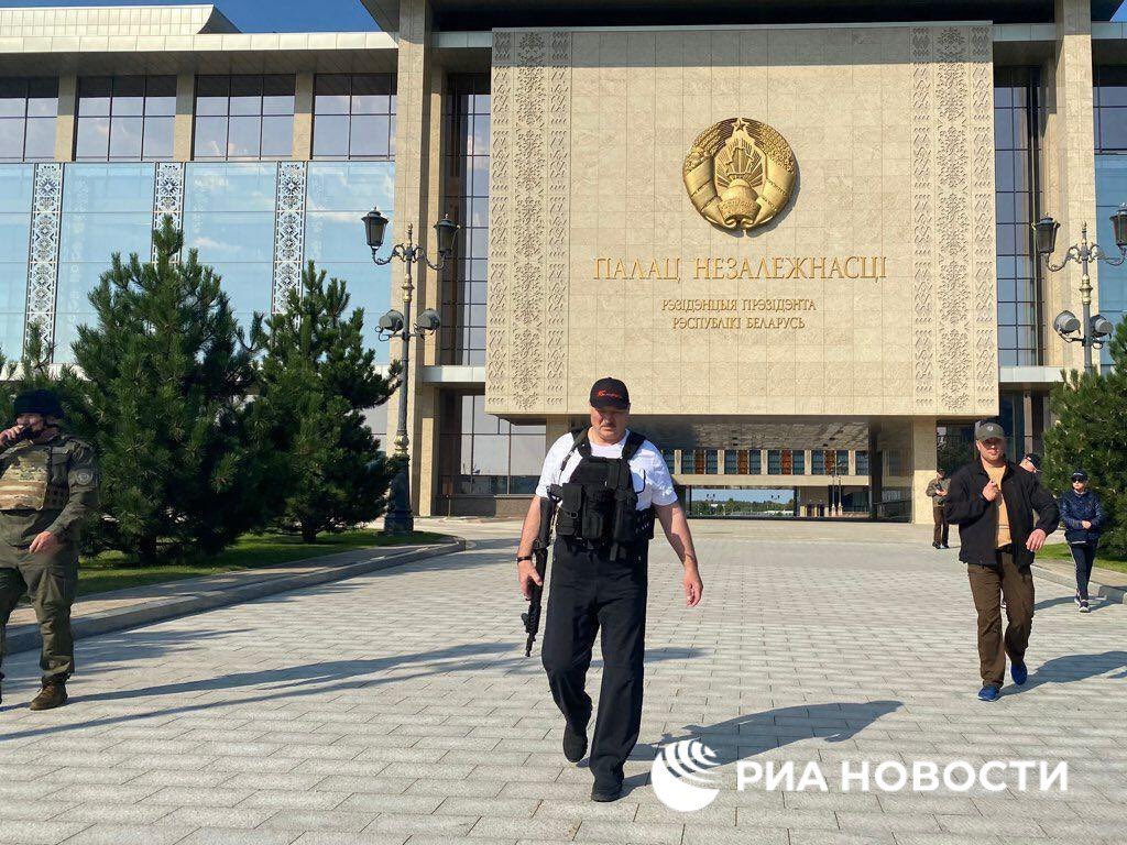 For the second Sunday in a row, Lukashenka appears with a gun and body armour outside his Minsk residence. This photo sent to  @rianru by his spokeswoman