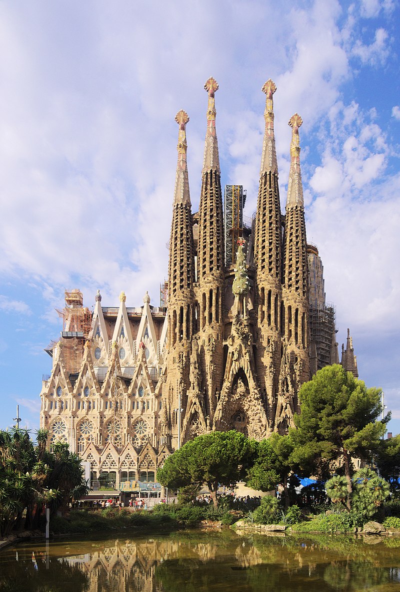 Nah dari blok ini loe jalan ke kiri di Passeig de Gràcia, terus belok kanan di Carrer de Corsega, lurus aja lewat beberapa blok, sampe lah di La Sagrada Familia. Katedral karya Gaudí yang sampe sekarang belum selesai itu.