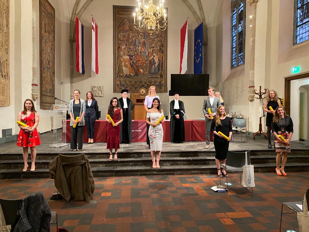 Geheel corona proof: artsenbuluitreiking 2020 <a href="/UniUtrecht/">Utrecht University</a> !  Alhoewel ik al 4 maanden aan het werk ben: Dat beloof ik!