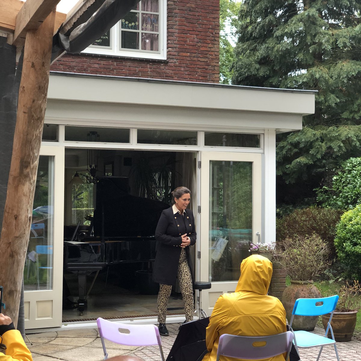 jacintalutterop's tweet image. Beethoven in Baarn, wat een fijn maar veel te kort coronaproof concert in de Nicolaas Beetslaan. Dank aan de muzikanten en @myloumazali voor de organisatie, presentatie en zang. Enorm genoten @GemeenteBaarn