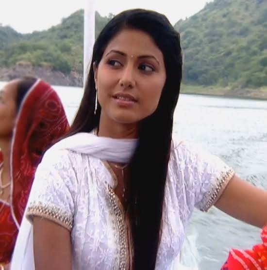 Bagged first role of  #Akshara in  #Yrkkh and ruled the screensAkshara being loved by millions of audience and will forever be in everyone's heart. Giving her blood dedication and everything to this show she proved how hardworking she isJourney Thread 4/n #hinakhan  @eyehinakhan