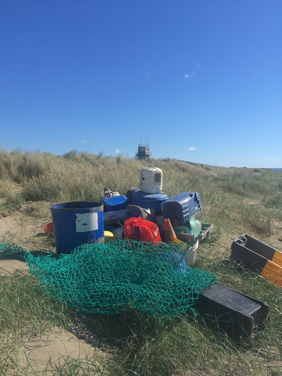 Today’s #2minutebeachclean turned into a mammoth 3 hour beach clean - loads of big plastic washed in 2.5 miles down #Pendine beach. Took us ages to relay half of it back, had to leave the other lot piled up for next time 💙