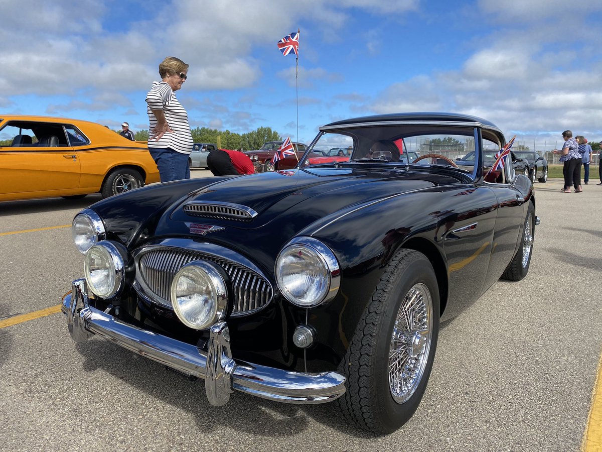 CalvinLewisTV's tweet photo. Residents of memory care facilities across Green Bay are in for a treat as more than 50 vintage, old school cars cruise the streets.
It’s hosted by the @TheAutomobileG1, with proceeds going to the @alzassociation locally. #Local5SundayMorning https://t.co/5UA2Yi9WWk