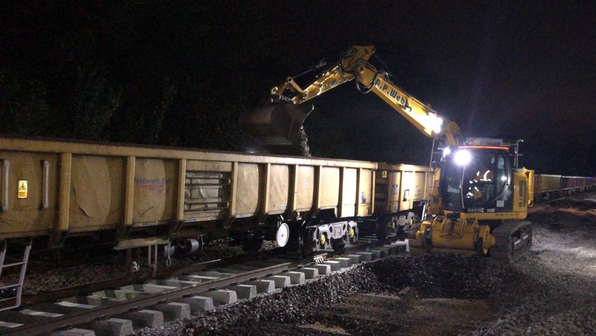We're replacing track and points at the busy #Whitton junction, where the #Hounslow loop line meets the line toward #Feltham and #Staines 🔀🛠️

Work began in the early hours of Saturday morning and will continue through to around 5am on Tuesday morning 🌅🧑‍🔧

<a href="/SW_Help/">SWR Help</a>