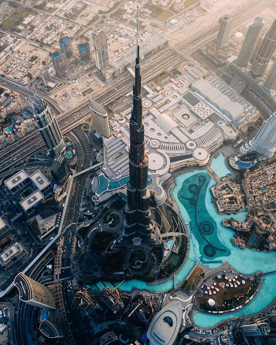instagram's tweet photo. 😲

#HelloFrom Dubai and the world’s tallest building 

https://t.co/BrFq3qstUf https://t.co/kpaZEXrfKp