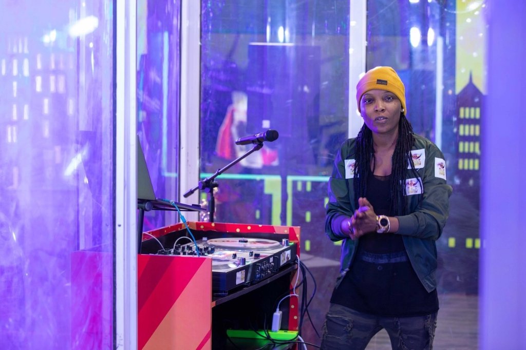 BBAFaves's tweet photo. If viewers had the power to bring back a DJ for the 2nd time in the house for the last party. I am definitely voting for @dj_switchaholic
She absolutely blew my mind 💛🔥👏
DJ Switch you are phenomenal 👑
#BBNaija #SmoothParty https://t.co/jAieLYg09v