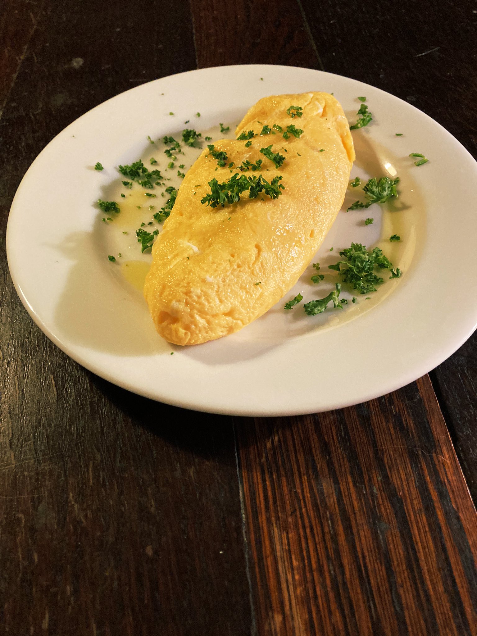 藤村公洋 帰宅して 真夜中のオムレツ 新調した16cmテフロンのフライパンの柿落としとしてプレーンオムレツ 玉子2個と塩とちょい水 今夜はオリーブオイル仕立て ちなみに オムレツとビフテキはウェルダーン派でございます T Co Kap3h0agta