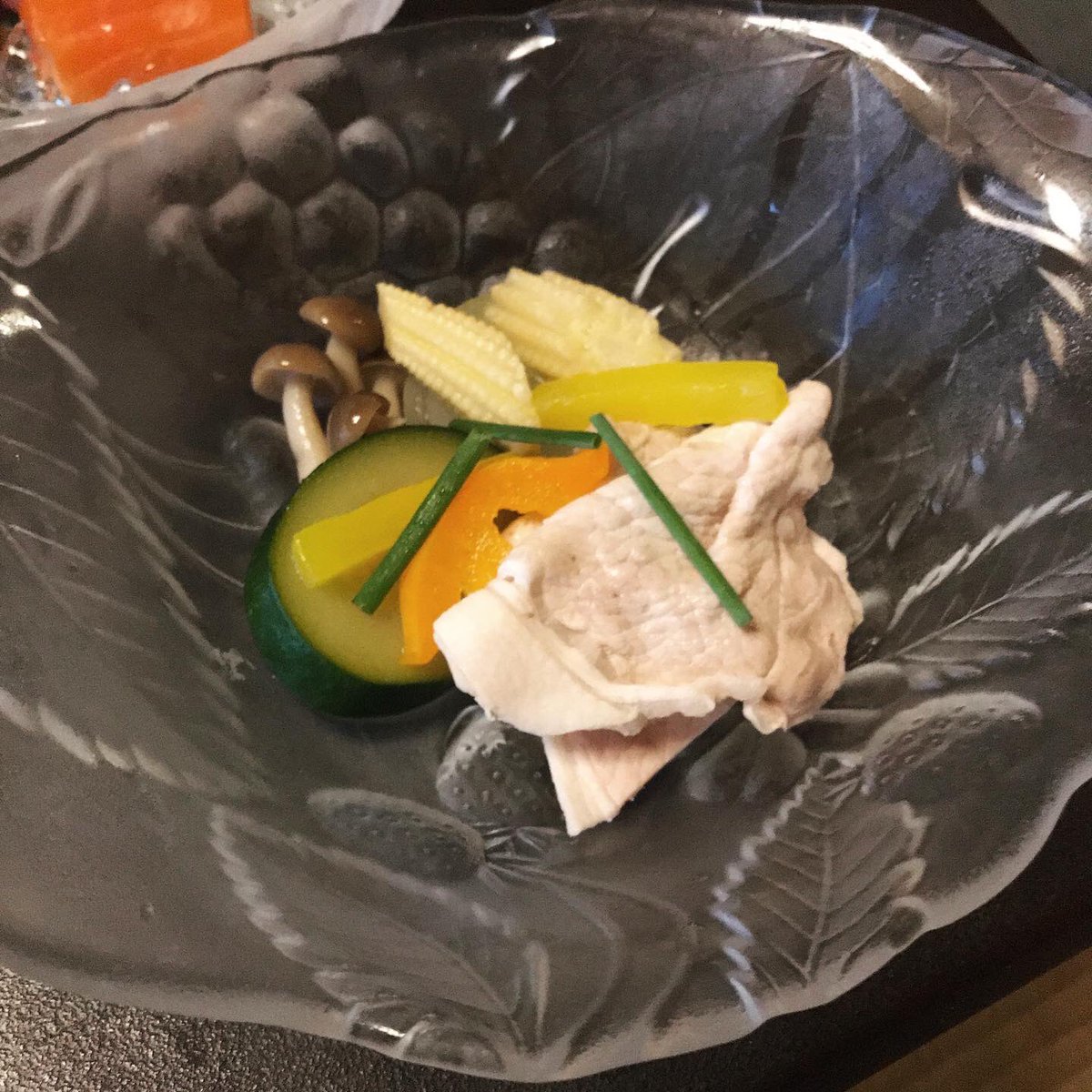 酒徒 しゅと على تويتر 急な階段しかないのに三階まで料理 を運んでくれるのは恐縮だけど 部屋食は小さな子連れには周りに気兼ねしなくていいのでありがたい 冷たい料理と温かい料理はタイミングを見計らって別々に供され 膳を下げるのを急かされることもなく