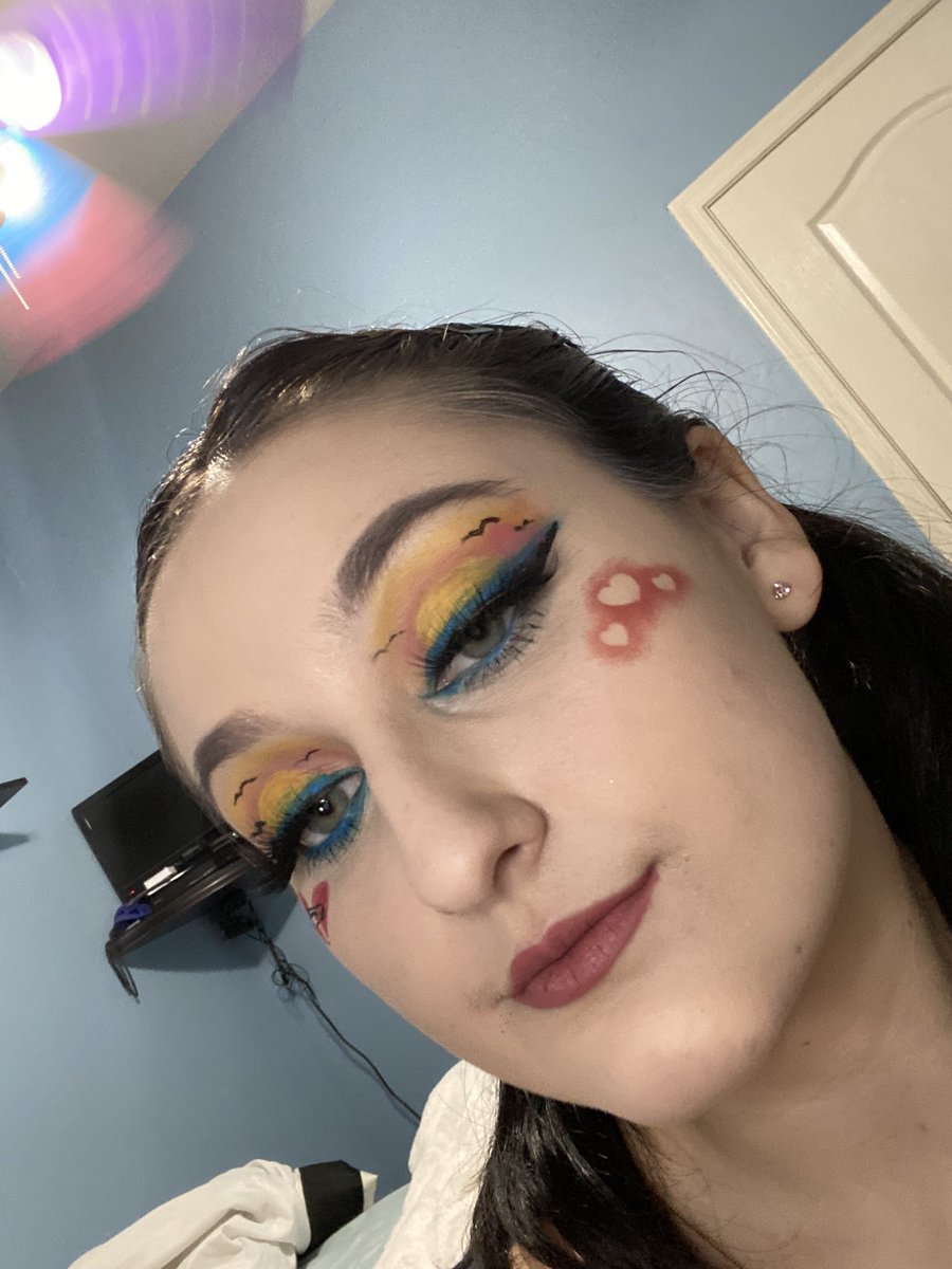 WYKS_CTTP's tweet image. “when the sun goes down we all get lonely” #STREAMTHINWHITELIES #5SOSBlueTeam #5sospromocomp