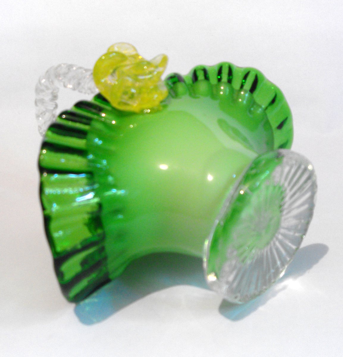 CartersCollecta's tweet photo. 🆕NEW LISTING

#Vintage vibrant green #glass desktop basket #epergne or tidy / deskweight 

Best #Offers considered

#CFS7489 #WDYT #FollowVintage #AntiqueClique #EbayVintage #EbayShop #Ebay #Noths #GiftIdeas #AntiquesAreGreen #BuyVintage @ebay_UK @ebay 
https://t.co/nCDRtN9byW https://t.co/NVntunc94b